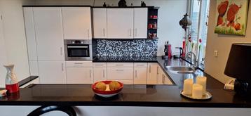 Complete U-keuken met inbouwapparatuur en natuursteen blad