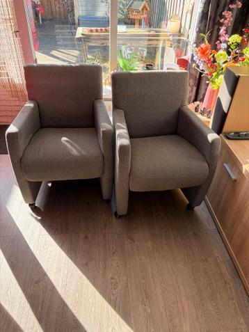 Twee eetkamerstoelen - Gratis af te halen