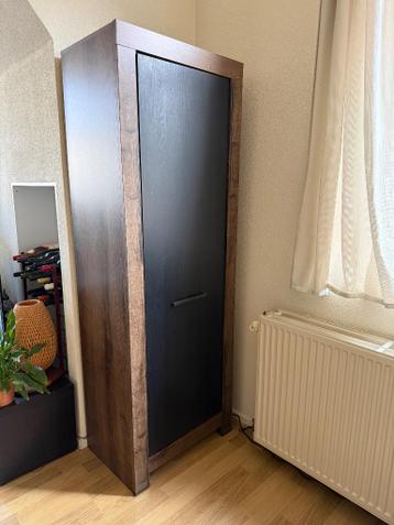 Garderobekast bruin/zwart met uitschuifbaar rek