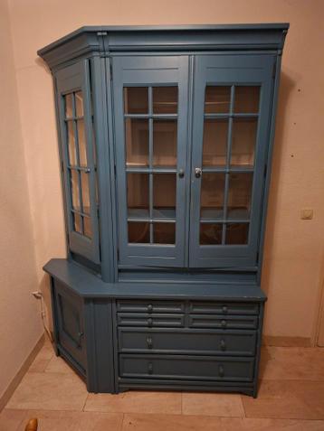Blauwe hoekkast met vitrine en lades