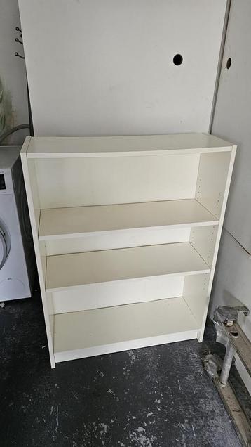 3 open kasten met planken