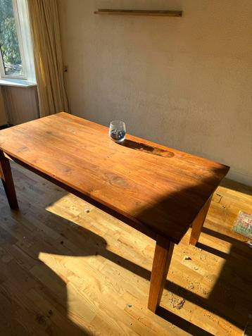 Gratis houten eettafel af te halen in Leeuwarden