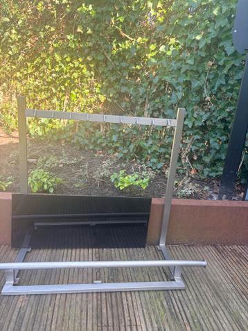 Moderne metalen kapstok met spiegel en hoedenplank