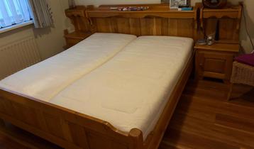 GRATIS Mooi groot eikenhouten bed met nachtkasjes