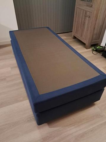 GRATIS eenpersoons boxspring 90x200 met blauwe zijkanten