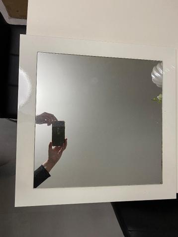 3 vierkante witte spiegels