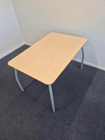 Praktische tafel met licht houten blad en metalen poten