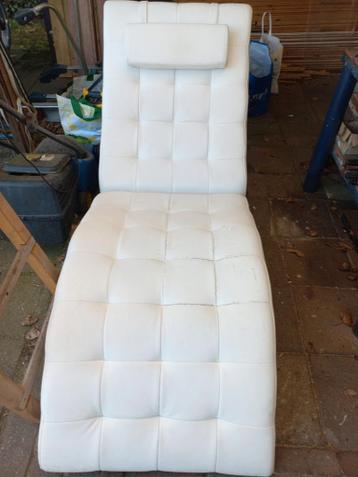 Gratis,Witte ligstoel met lichte gebruikssporen