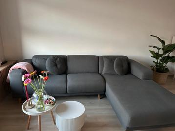 Donkergrijze nette bank