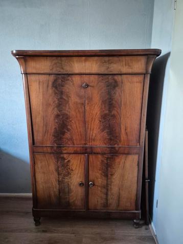 Antieke massief houten secretaire en opnieuw bekleedde stoel