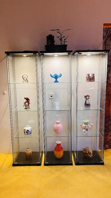GRATIS: Drie grote glazen vitrinekasten met verlichting
