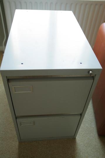 Metalen hangmappenkast 2 laden inclhangmappen en ruiters.