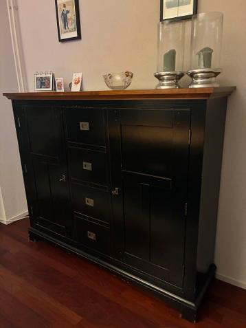 Stevige kast, zwart met houten blad, 165x45x136 cm