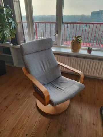 Grijze draaibare zitstoel met houten frame