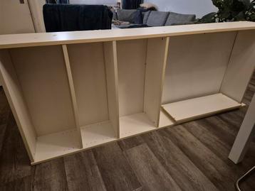 Hoge witte boekenkast - gratis af te halen