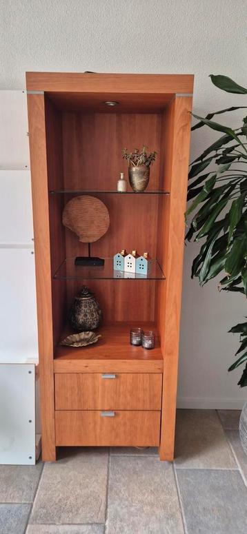 Hoge kast met verlichting GRATIS