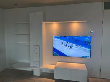 Interstar wand-/tv-kast met losse kolompoot en ledverlichtin