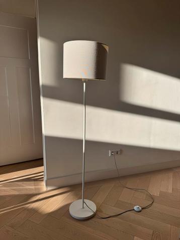 Gratis lamp, grijs/wit, 147cm - ophalen 3 of 4 maart