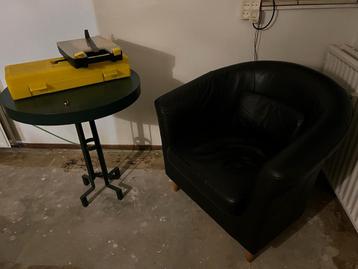 Donkergroen rond tafeltje met metalen onderstel