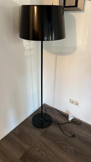 Stijlvolle zwarte vloerlamp met brede kap