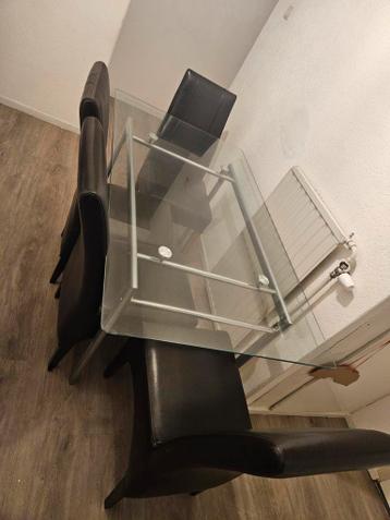 Gratis: Glazen Eettafel met Metalen Onderstel