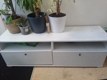 Meubelstuk voor het opbergen van spullen/beker onder de tv