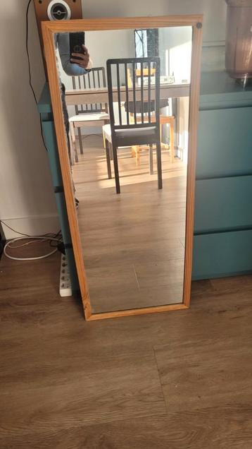 Spiegel met houten lijst / mirror