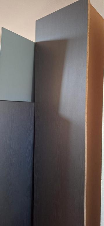 Donkergrijs bureau en kast - gedemonteerd