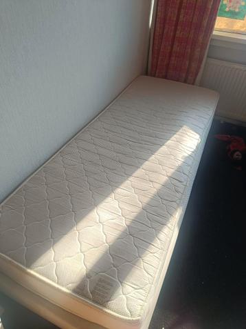 Eenpersoons boxspring bed met eventueel beddengoed
