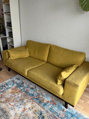Gratis af te halen: okergele 2-zits bank