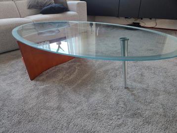 Ovale glazen salontafel met houten en metalen poot