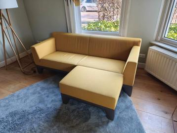 Gratis bank en footstool merk PODE okergeel