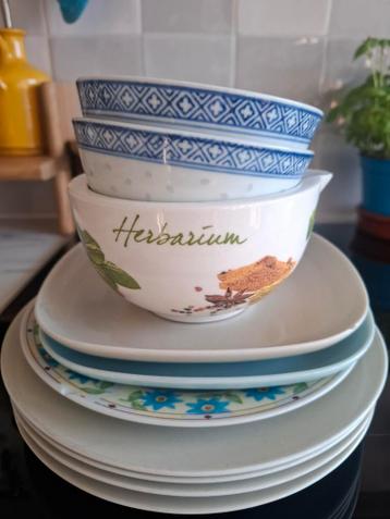 Diverse serviesonderdelen: borden, kommen, schalen