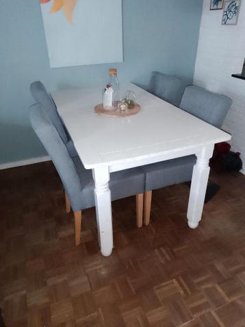 Landelijke witte eettafel zonder de stoelen