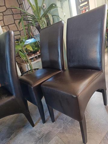 Set van 4 donkerbruine eetkamerstoelen GRATIS