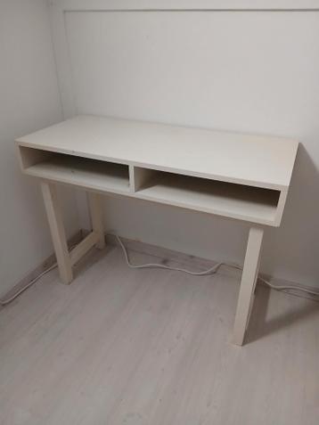 Stevige sidetable / bureautje met twee open vakken