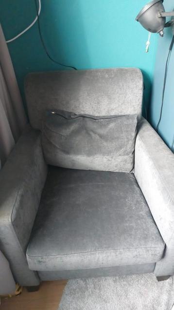 Grijze fauteuil.