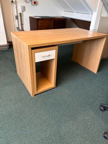Gratis bureau met lade in Venlo (werkblad beschadigd)