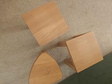 Gratis af te halen: Bijzettafeltjes met gebruikssporen