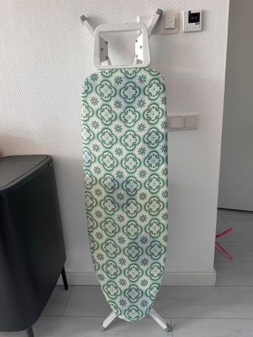 Strijkplank met strijkijzer gratis
