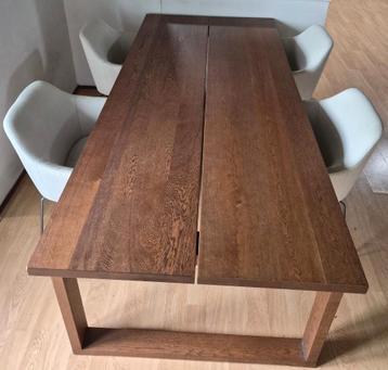 Eettafel met stoelen