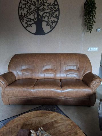 Comfortabele driezitsbank in bruin kunstleer