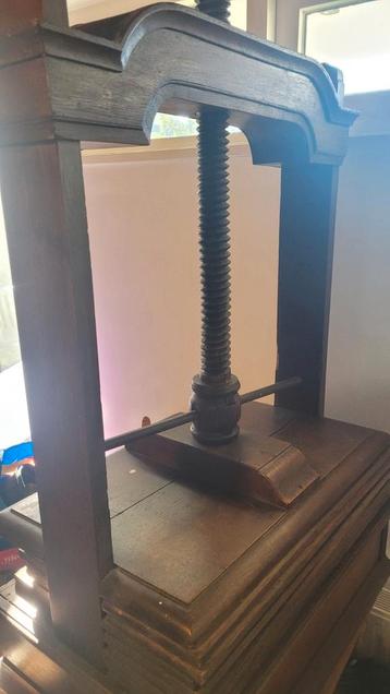 Antieke linnenpers met houten spindel