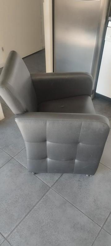 Gratis af te halen. 2 zwarte kuipstoelen