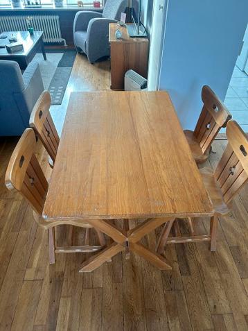 Gezellige grenen eettafel met 4 stoelen