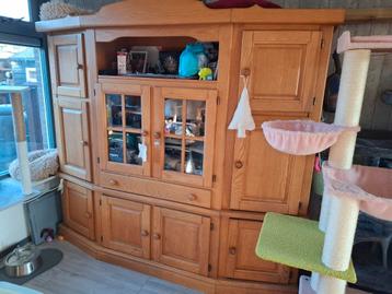 Houten kast met ingebouwde verlichting