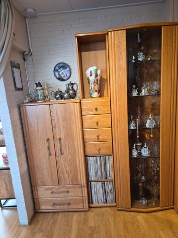 Mooie eiken kast te koop ruilen voor kratje bier.