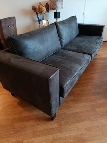 Gratis: Robuuste grijsbruine bank in zeer goede staat