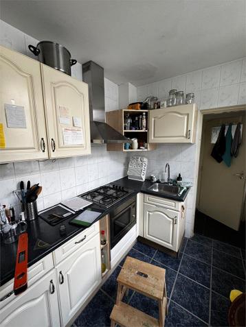 Complete hoekkeuken met inbouwapparatuur