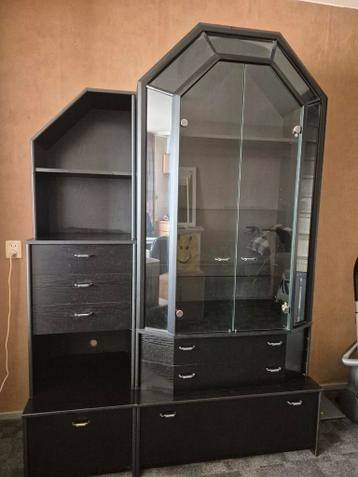 Gratis glazen vitrinekast met opbergruimte